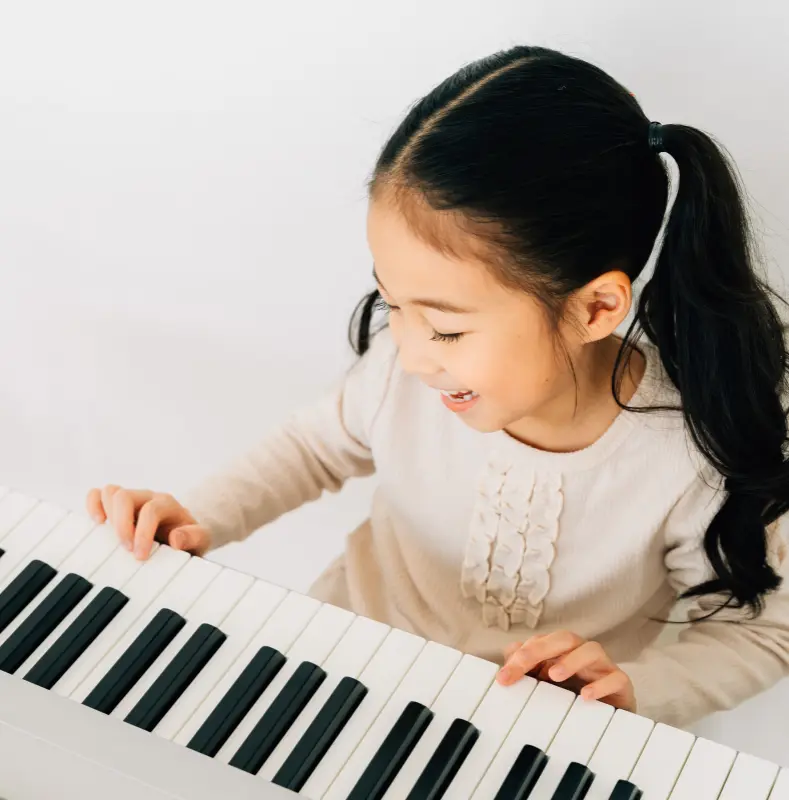 enfant qui chante et qui joue de la musique au piano