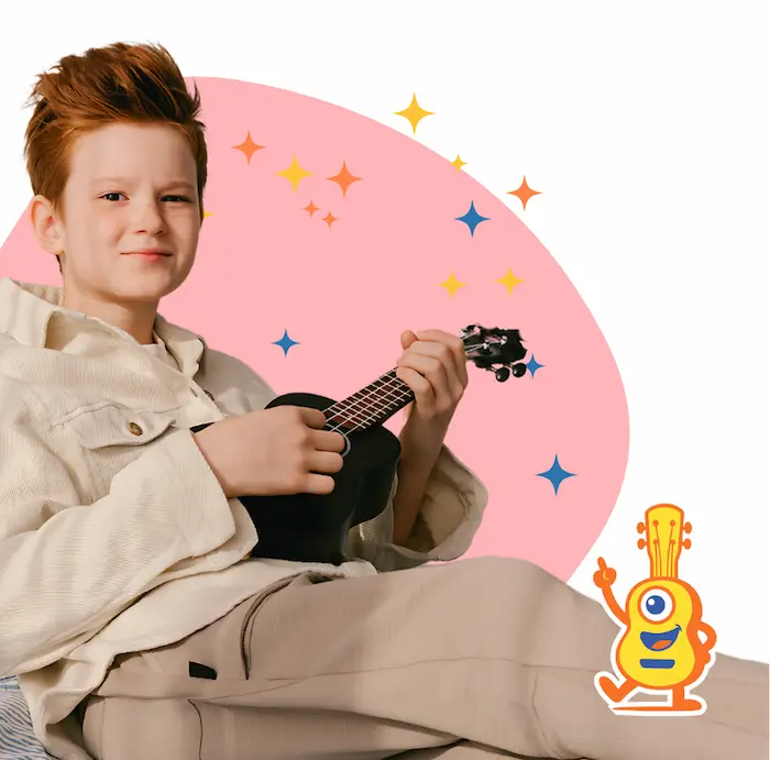 Garçon débutant qui apprend à jouer du ukulélé assis dans sa chambre