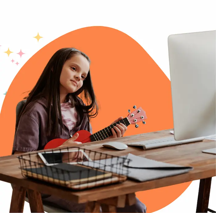 Petite fille souriante apprenant à jouer du ukulélé à la maison