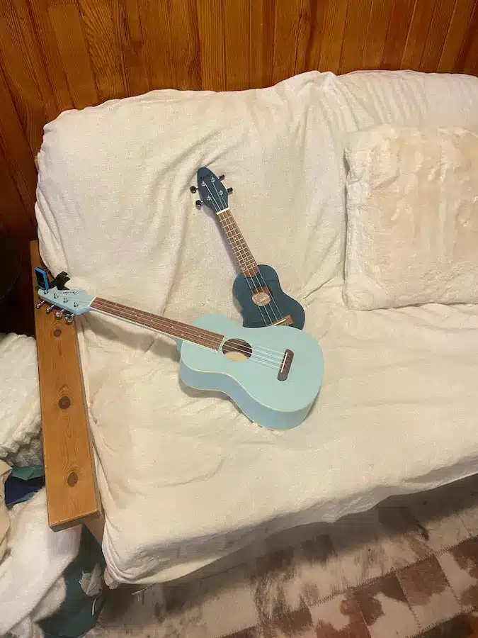 deux ukulélés posés sur la canapés pour progresser rapidement au ukulélé